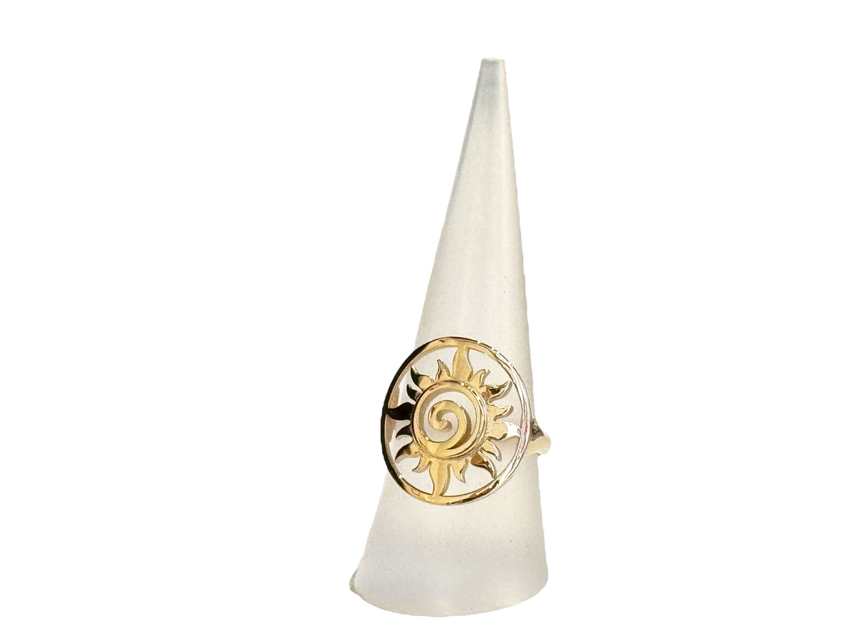 Side view of the 14kt gold sun ring